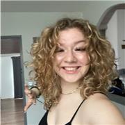 Etudiante en sciences du langage, titulaire d'un bac svt physique chimie , je propose d'aider les enfants de primaire (toutes matières) jusqu'à la 3e, (toutes matières confondues également) et de l'aide en francais pour les secondes et premières. En visio